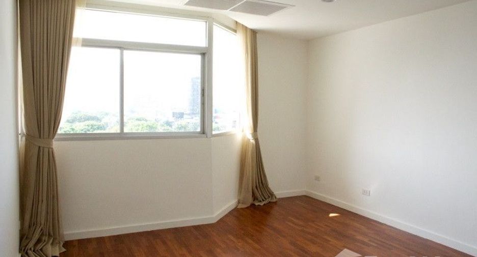 For rent 4 bedrooms condo in Watthana, Bangkok