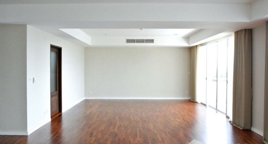 For rent 4 bedrooms condo in Watthana, Bangkok