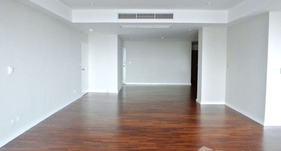 For rent 4 bedrooms condo in Watthana, Bangkok