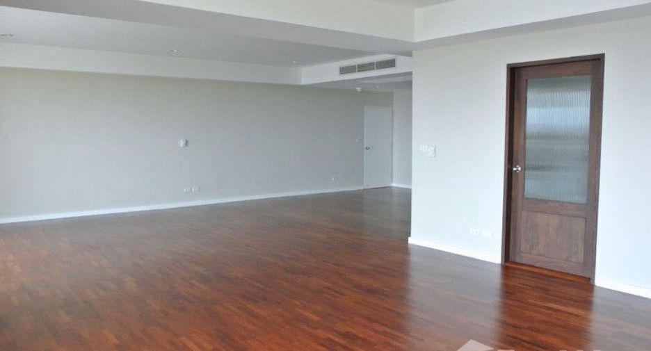 For rent 4 bedrooms condo in Watthana, Bangkok