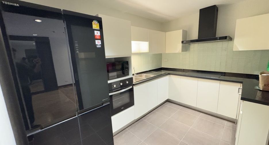 For rent 2 bedrooms apartment in Watthana, Bangkok