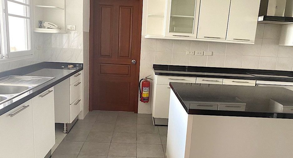 For rent 3 bedrooms condo in Sathon, Bangkok
