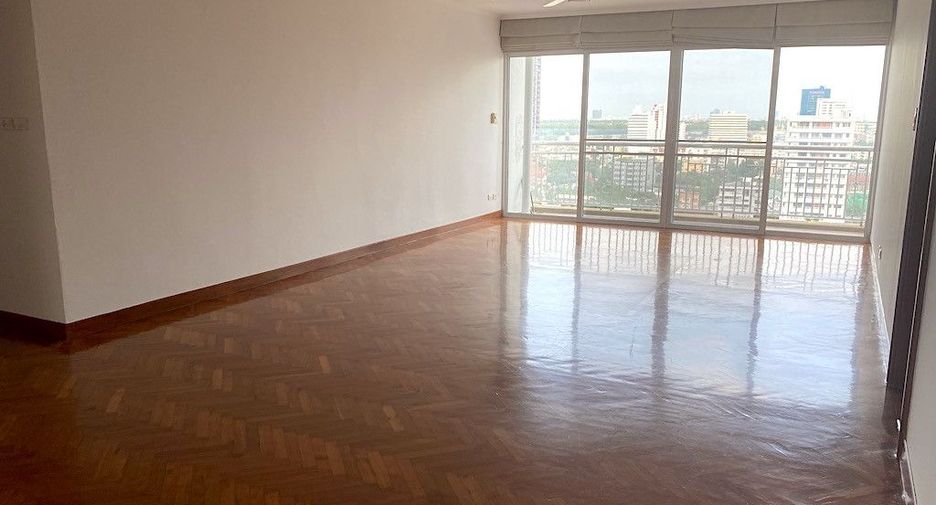 For rent 3 bedrooms condo in Sathon, Bangkok