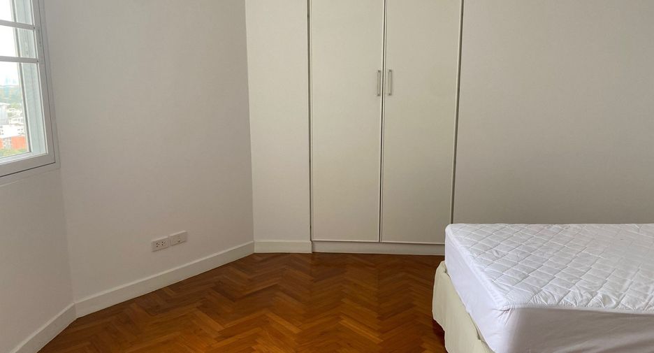 For rent 3 bedrooms condo in Sathon, Bangkok