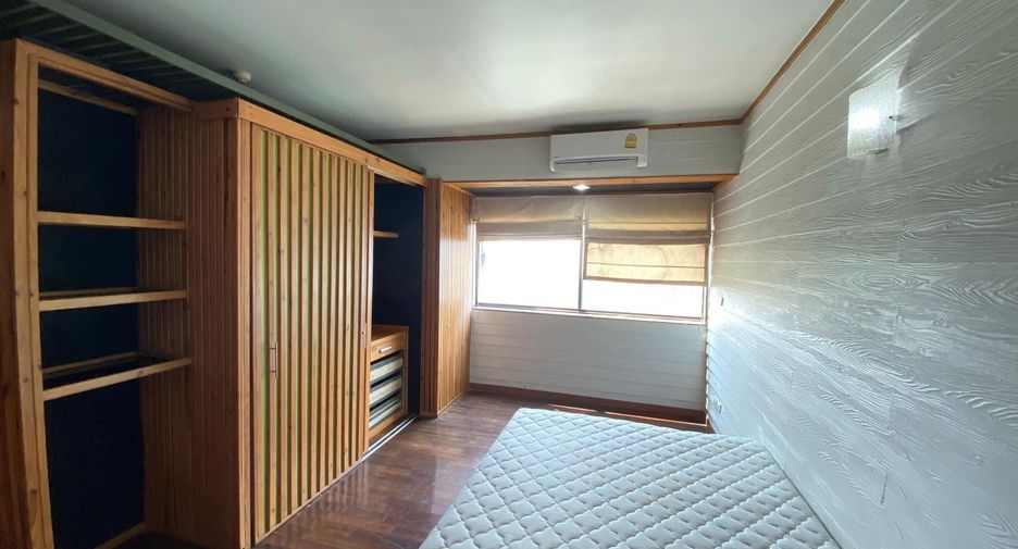 For rent 2 bedrooms condo in Phra Khanong, Bangkok