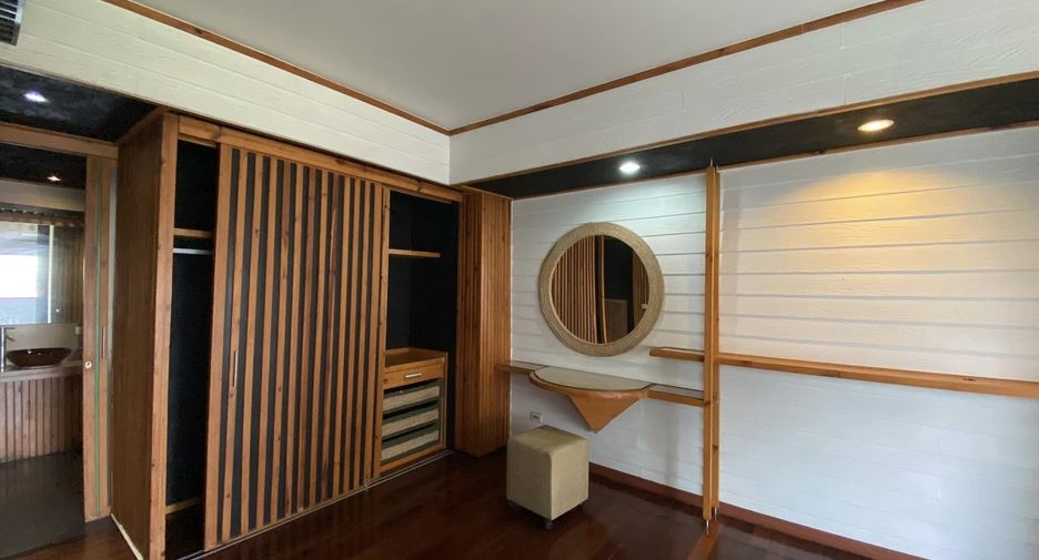 For rent 2 bedrooms condo in Phra Khanong, Bangkok