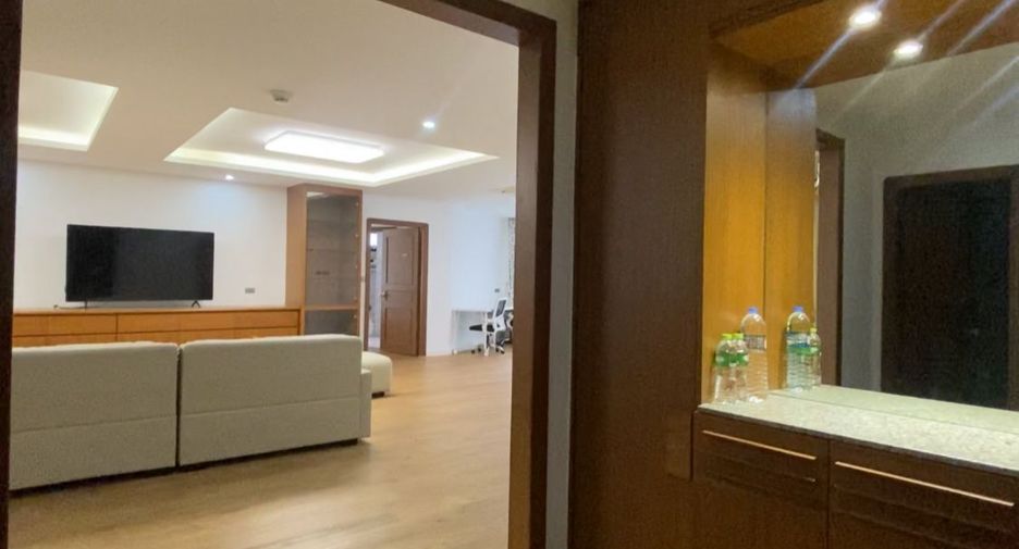 For rent 3 bedrooms condo in Khlong Toei, Bangkok