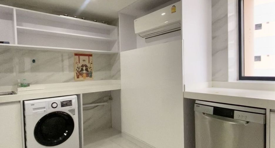 For rent 3 bedrooms condo in Khlong Toei, Bangkok