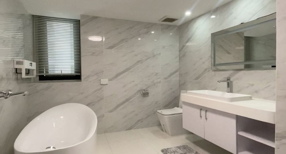 For rent 3 bedrooms condo in Khlong Toei, Bangkok