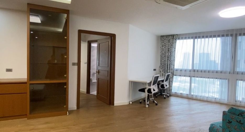 For rent 3 bedrooms condo in Khlong Toei, Bangkok