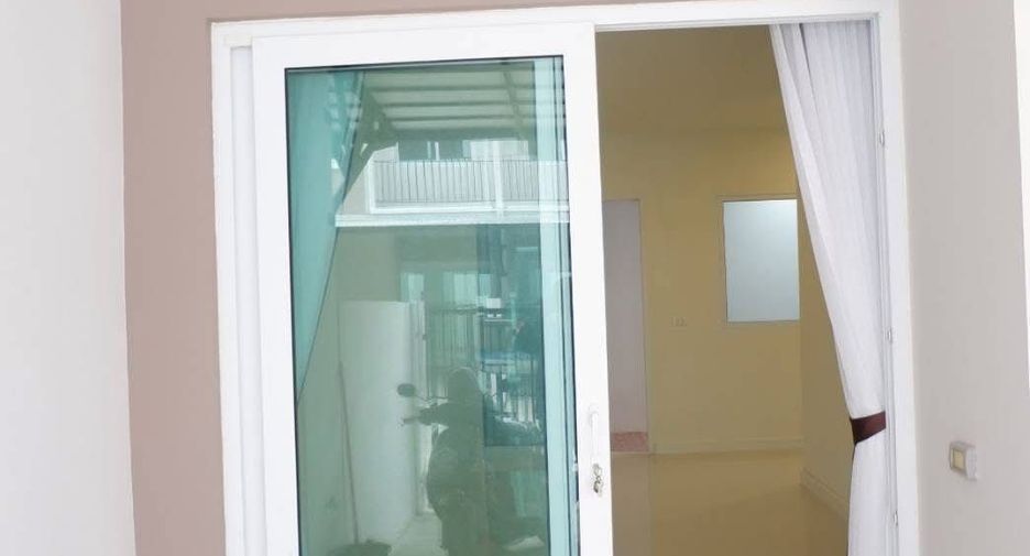 For rent 3 bedrooms townhouse in Bang Phli, Samut Prakan