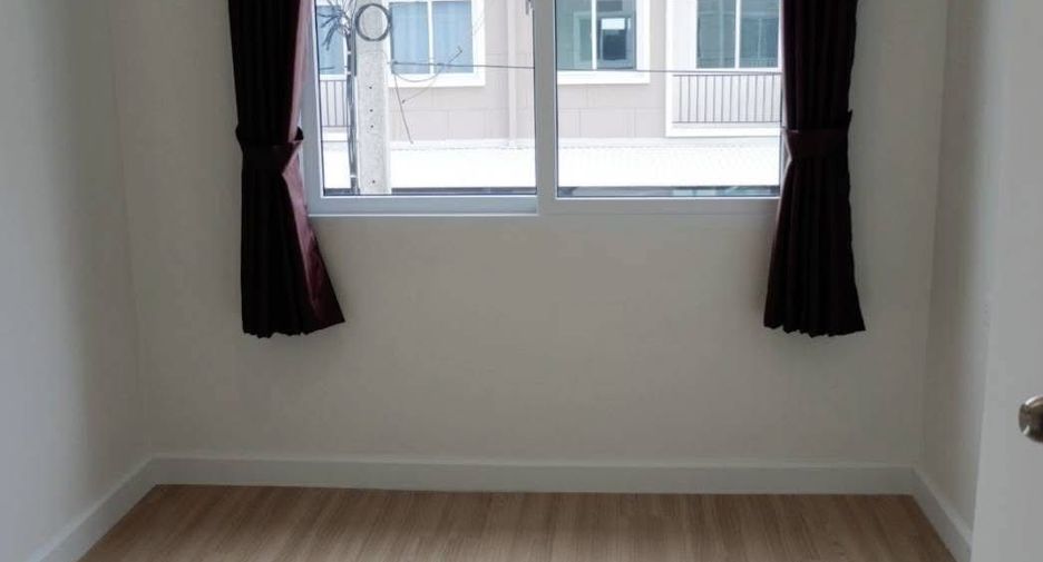 For rent 3 bedrooms townhouse in Bang Phli, Samut Prakan