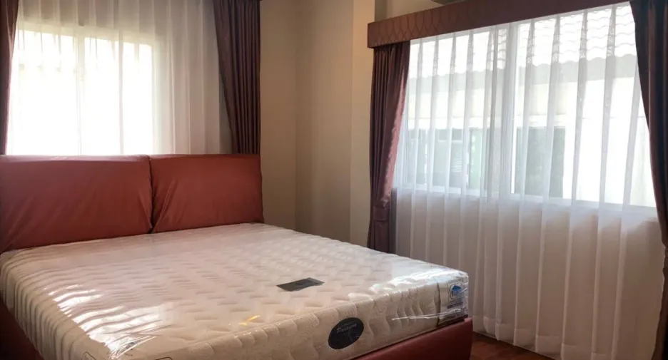 For rent 4 bedrooms house in Saphan Sung, Bangkok