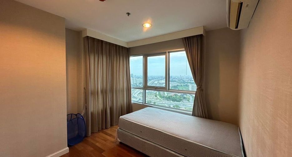 For rent 3 bedrooms condo in Huai Khwang, Bangkok