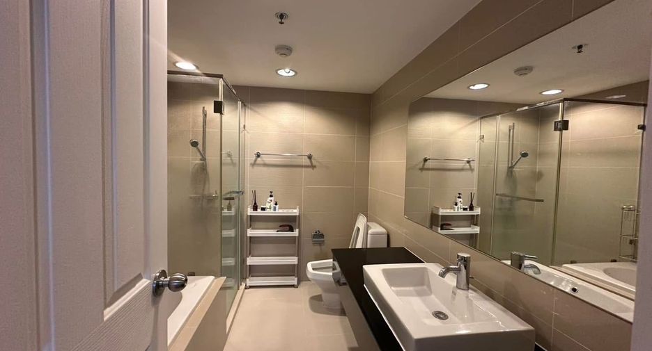 For rent 3 bedrooms condo in Huai Khwang, Bangkok