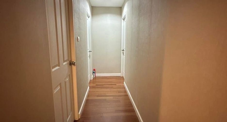 For rent 3 bedrooms condo in Huai Khwang, Bangkok