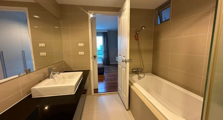 For rent 3 bedrooms condo in Huai Khwang, Bangkok