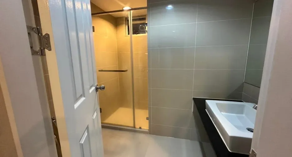 For rent 3 bedrooms condo in Huai Khwang, Bangkok
