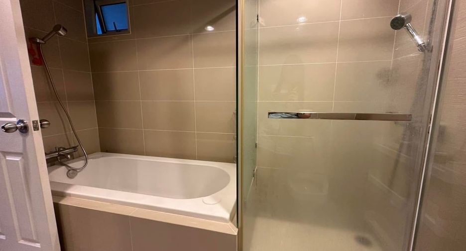 For rent 3 bedrooms condo in Huai Khwang, Bangkok