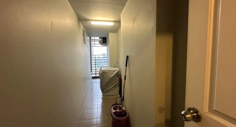 Condo en alquiler de 3 habitaciones en Huai Khwang, Bangkok