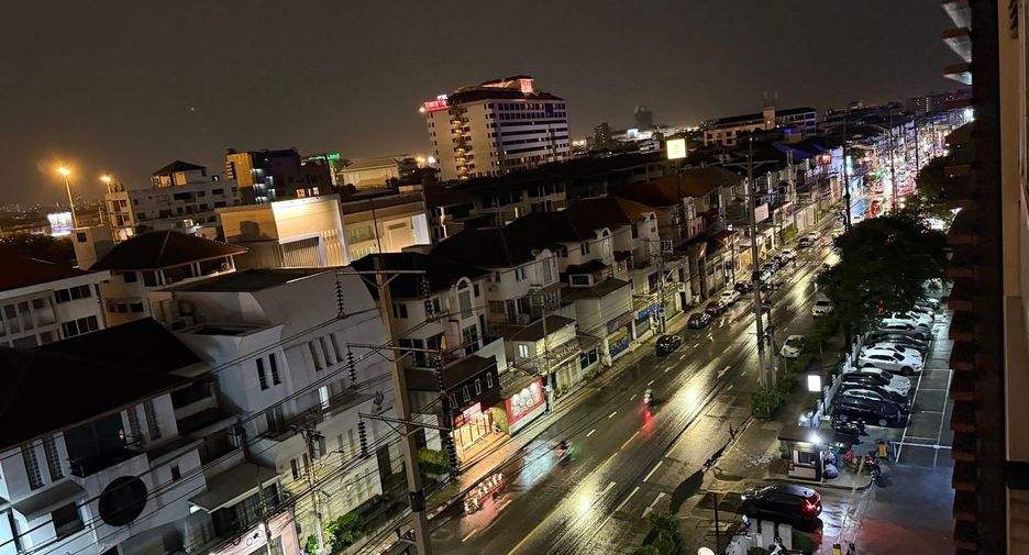 For rent 2 bedrooms condo in Wang Thonglang, Bangkok