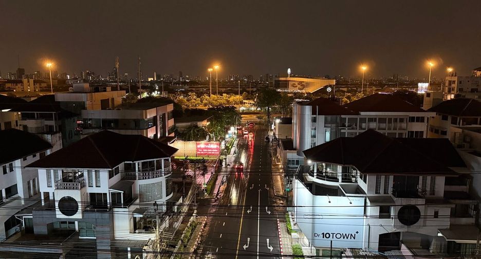 For rent 2 bedrooms condo in Wang Thonglang, Bangkok