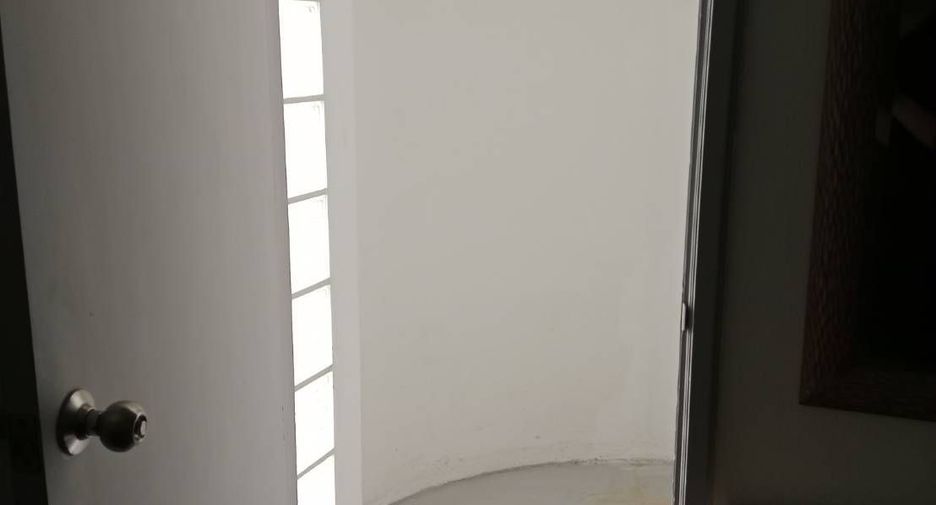 For rent 3 bedrooms apartment in Sathon, Bangkok