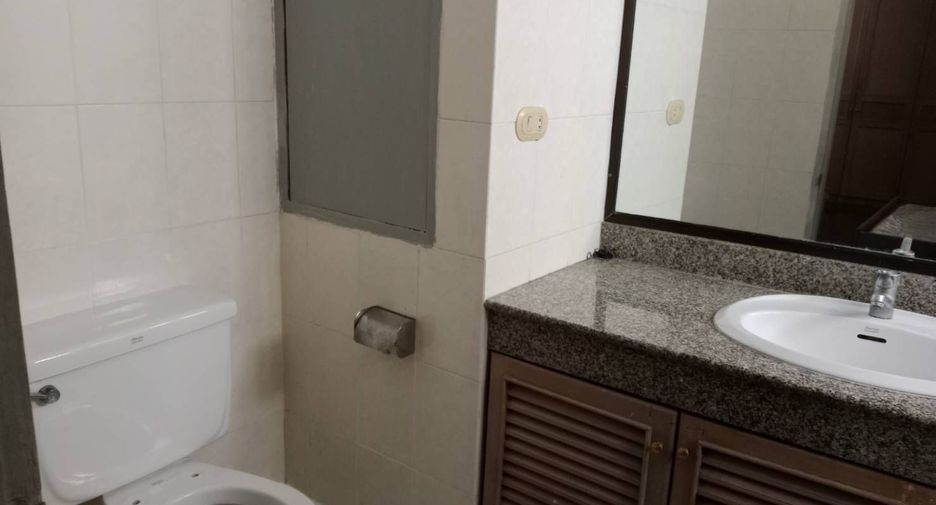 For rent 3 bedrooms apartment in Sathon, Bangkok