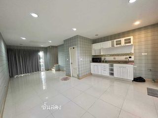 For rent 3 bedrooms townhouse in Khan Na Yao, Bangkok