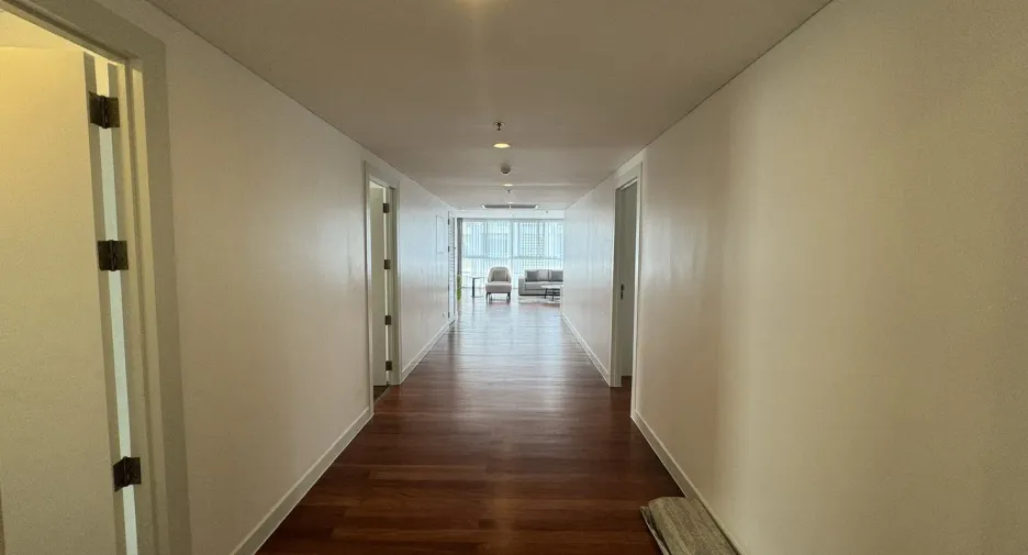 For rent 3 bedrooms apartment in Watthana, Bangkok