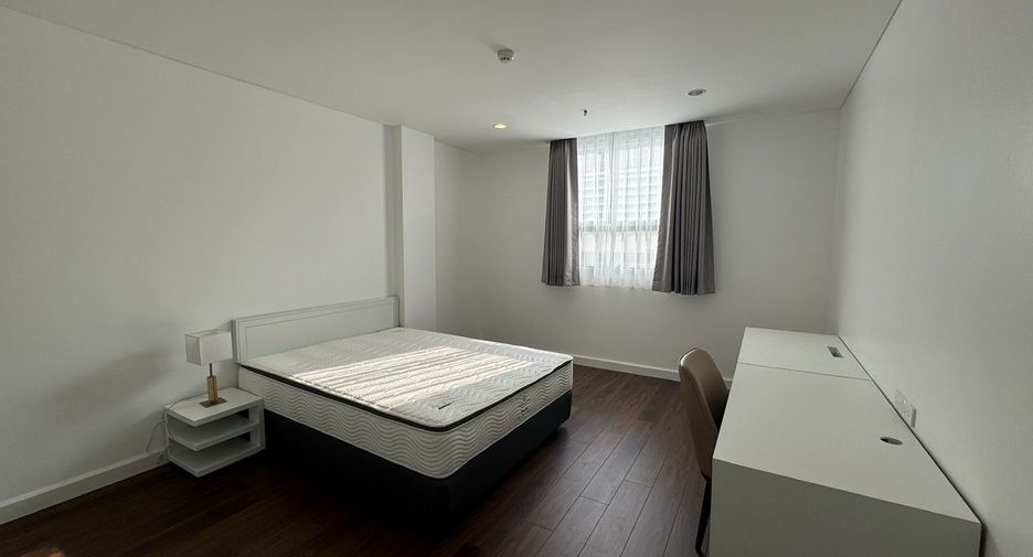 For rent 3 bedrooms apartment in Watthana, Bangkok