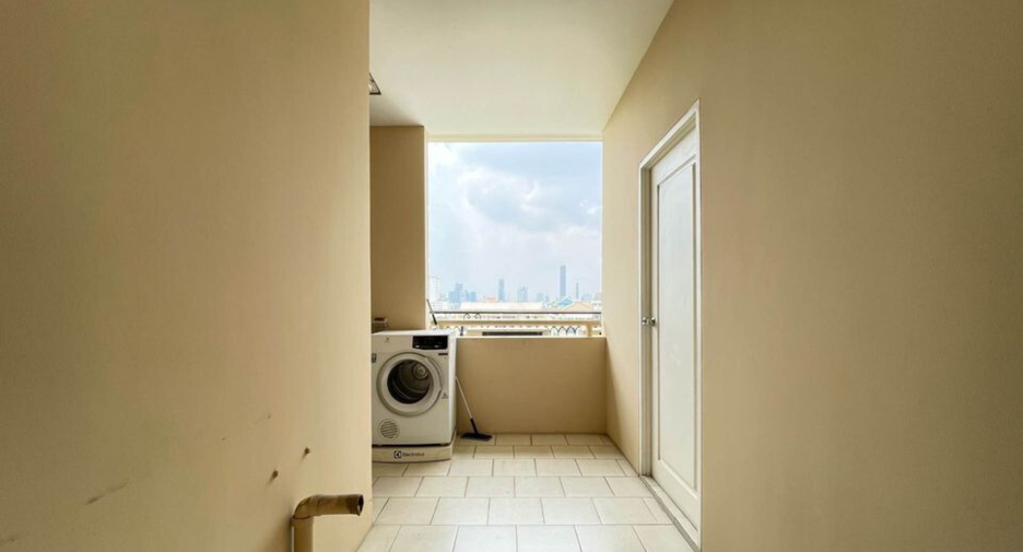 For rent 3 bedrooms condo in Watthana, Bangkok