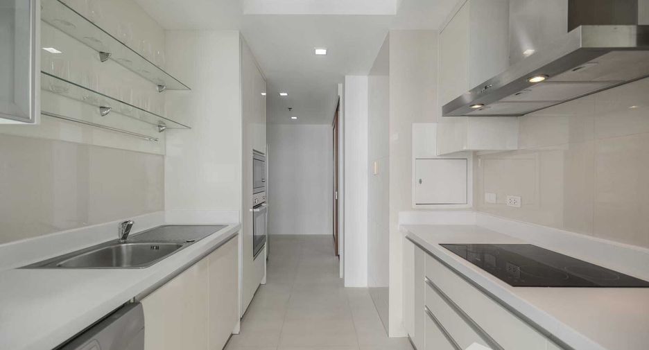 For rent 3 bedrooms apartment in Khlong Toei, Bangkok