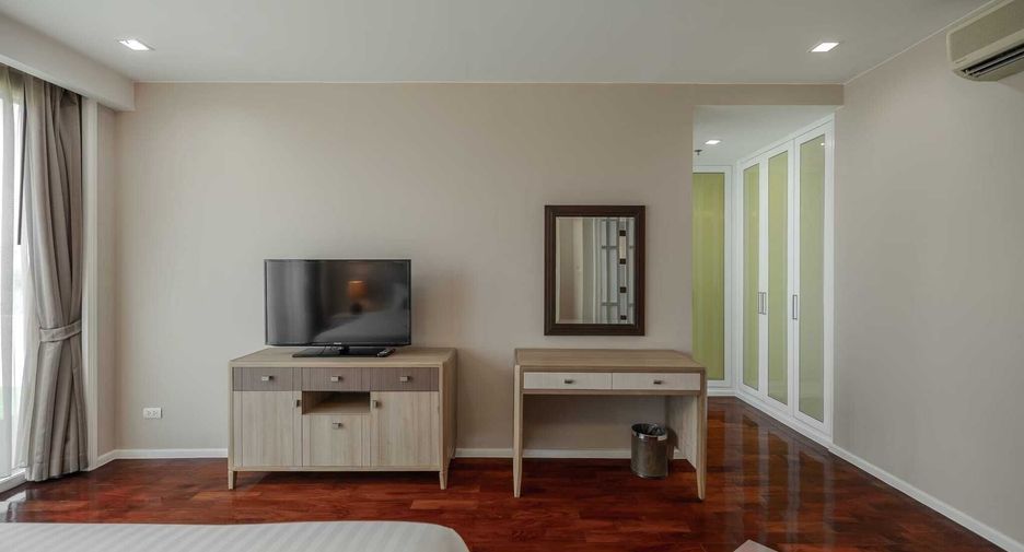 For rent 3 bedrooms apartment in Khlong Toei, Bangkok