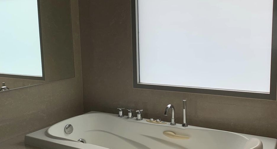 For rent 3 bedrooms condo in Khlong Toei, Bangkok