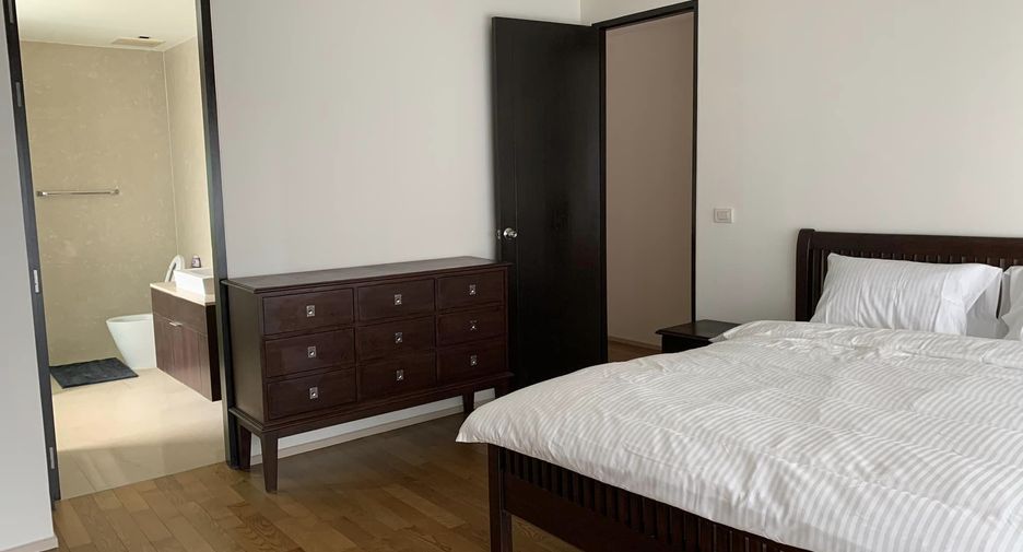 For rent 3 bedrooms condo in Khlong Toei, Bangkok