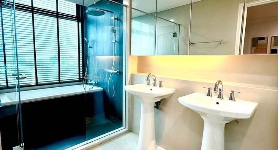 For rent 3 bedrooms condo in Khlong Toei, Bangkok