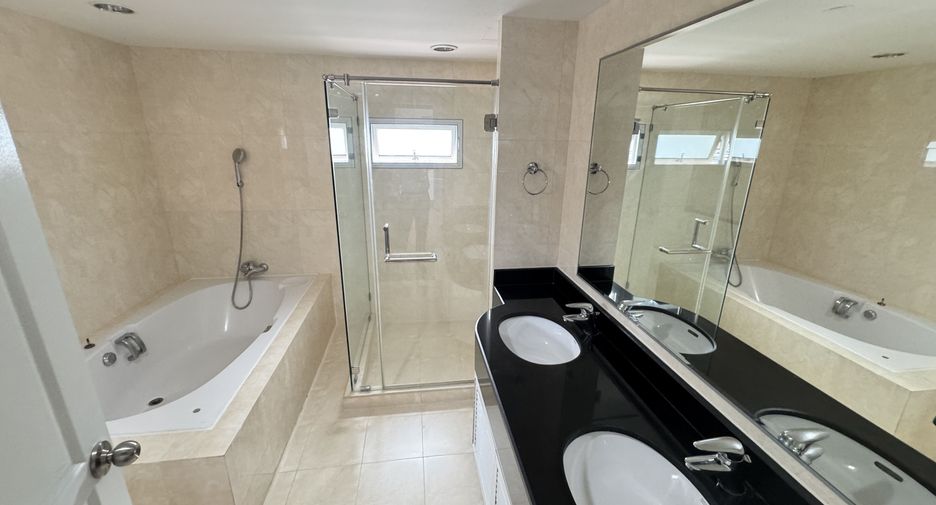Apartamento en alquiler de 3 habitaciones en Khlong Toei, Bangkok