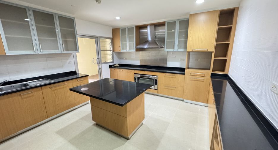 Apartamento en alquiler de 3 habitaciones en Khlong Toei, Bangkok