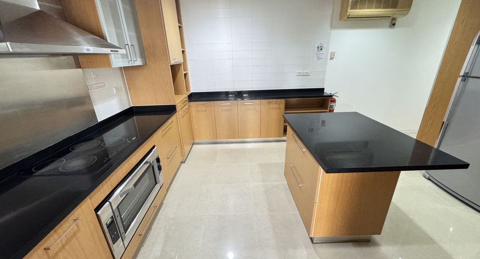 Apartamento en alquiler de 3 habitaciones en Khlong Toei, Bangkok