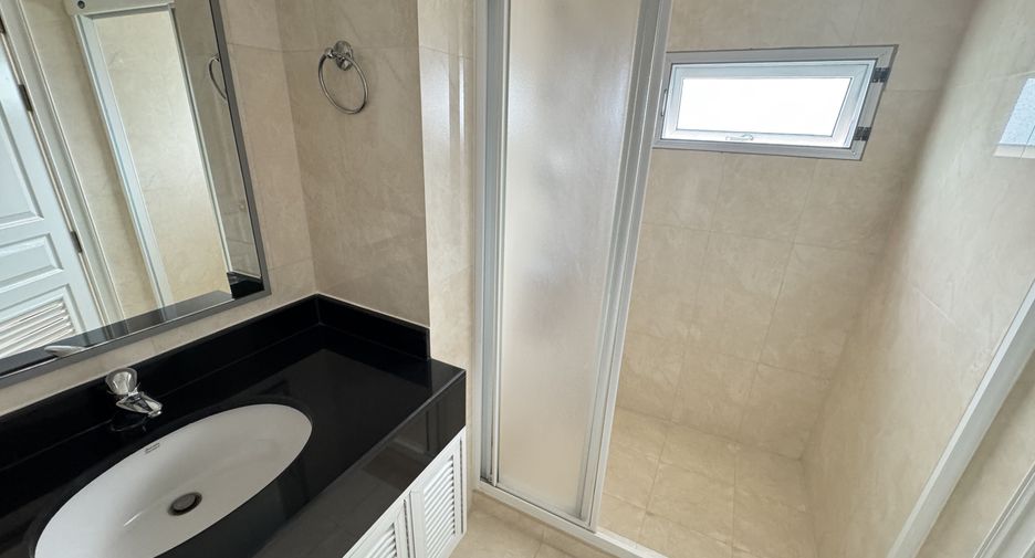 Apartamento en alquiler de 3 habitaciones en Khlong Toei, Bangkok