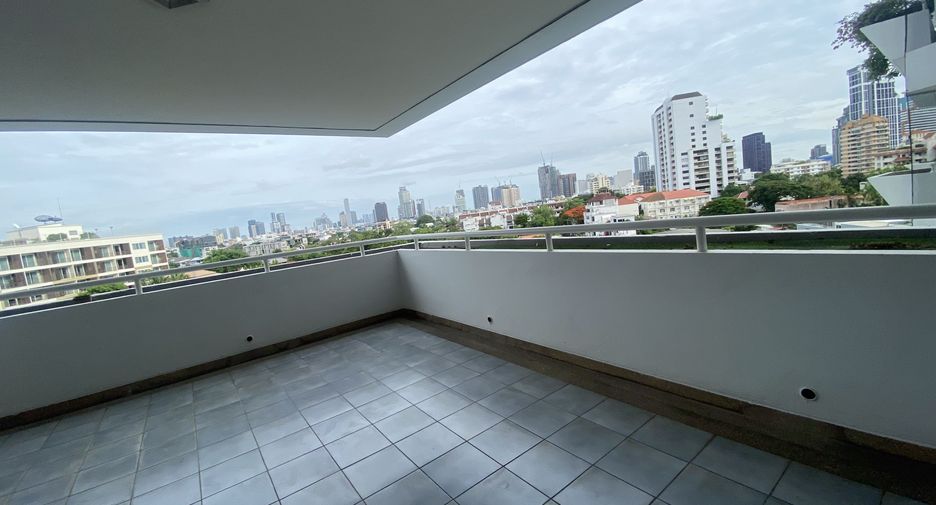 For rent 4 bedrooms condo in Watthana, Bangkok