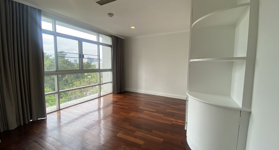 For rent 4 bedrooms condo in Watthana, Bangkok
