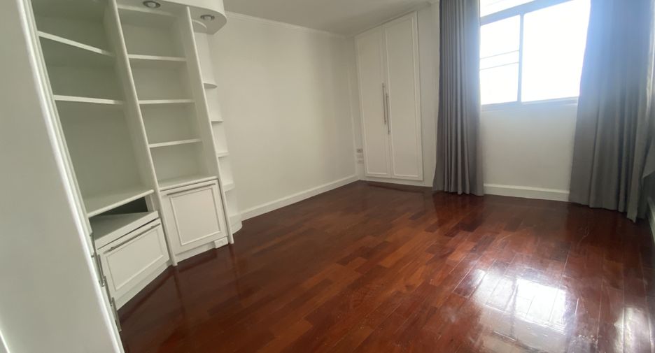 For rent 4 bedrooms condo in Watthana, Bangkok