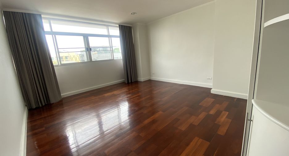 For rent 4 bedrooms condo in Watthana, Bangkok