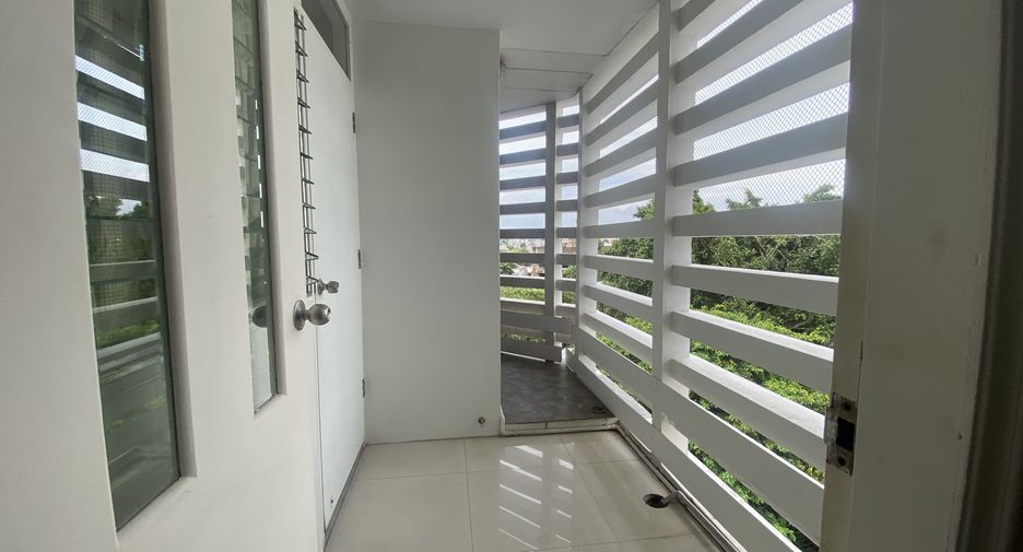 For rent 4 bedrooms condo in Watthana, Bangkok