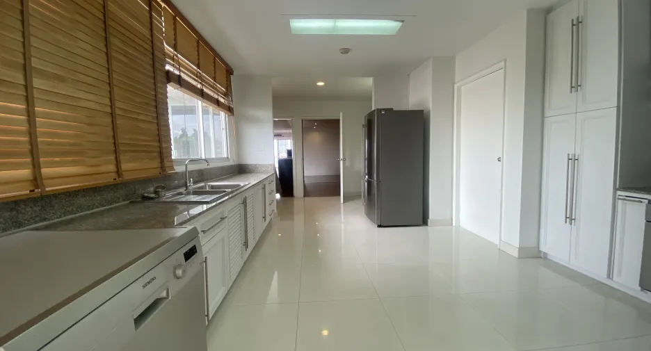For rent 4 bedrooms condo in Watthana, Bangkok