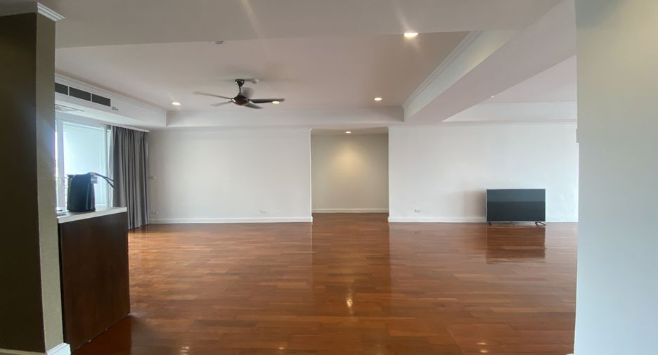 For rent 4 bedrooms condo in Watthana, Bangkok
