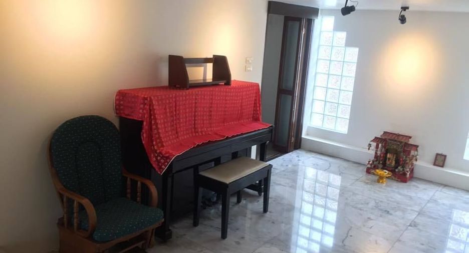 For rent 4 bedrooms house in Watthana, Bangkok