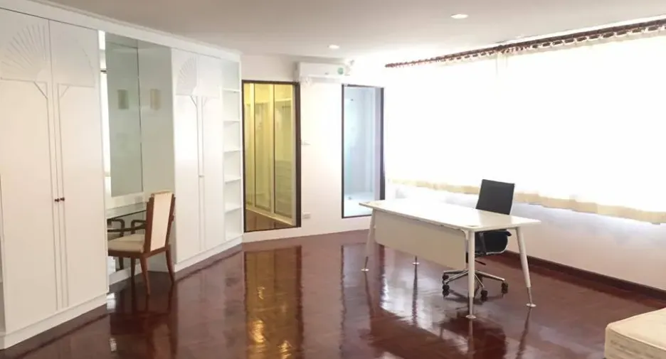 For rent 4 bedrooms house in Watthana, Bangkok
